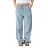Pantalón holgado de corte ancho y tiro medio, con estampado a rayas verticales celestes y blancas. Cuenta con cintura elástica con cordón ajustable y bolsillos laterales.