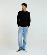 Pantalón de jean de hombre, modelo recto, color celeste claro lavado, confeccionado en algodón. Presenta cierre frontal con botón y cremallera, y bolsillos funcionales.