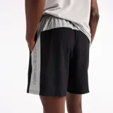 Short deportivo New Balance Sport Unlined de color negro, con bolsillos laterales y el logo reflectante de la marca en la pierna.