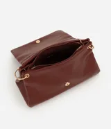 Cartera tipo shoulder bag de tamaño grande, confeccionada en poliuretano con textura de efecto croco. Presenta una solapa frontal con cierre magnético, herrajes en tono dorado claro y una correa de cadena metálica. Incluye un bolsillo interno con cremallera.