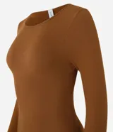 Body negro de poliamida y elastano, sin costuras, con cuello redondo y mangas largas.