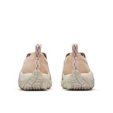 Zapato tipo slip on Merrell modelo Jungle Moc, confeccionado en gamuza color beige con suela de goma antideslizante y diseño ergonómico para mayor comodidad.