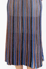 Vestido largo de punto con rayas verticales en tonos marrones, azules, negros y blancos, de tirantes finos y corte recto con caída fluida.