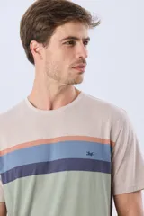 Remera de algodón con diseño de bloques horizontales de colores blanco, azul, beige y verde, de manga corta y cuello redondo.