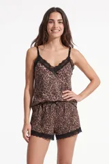 Pijama set Rufi de satén con estampado animal print tipo leopardo, compuesto por una musculosa con tirantes regulables y detalle de encaje negro en el escote, y un short con elástico en la cintura y terminación de encaje negro en el ruedo.