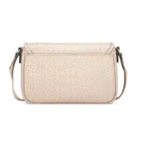 Cartera tipo bandolera Guess modelo Viviette, color beige con estampado de monograma de la marca. Presenta solapa frontal con logo triangular metálico, correa de hombro ajustable de tela y herrajes plateados.