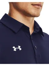 Chomba deportiva Under Armour de manga corta, confeccionada en tejido texturizado ligero y transpirable. Presenta cuello clásico con tapeta de dos botones y el logo de la marca estampado en el pecho.