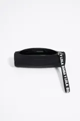 Neceser negro rectangular con cierre superior y asa de mano con logo de la marca en blanco.