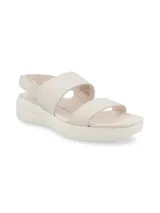 Sandalia de plataforma baja con dos tiras anchas en el empeine y ajuste de velcro en el talón. Diseño ergonómico con suela de goma texturizada.