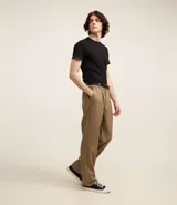 Remera muscle de hombre, color marrón claro, confeccionada en media malla, de cuello redondo y manga corta.