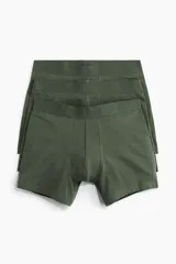 Pack de tres calzoncillos tipo trunk en color verde militar, confeccionados en punto elástico con cintura elástica y costuras planas.