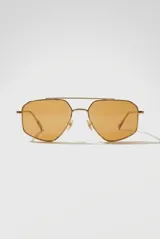 Lentes de sol Horizon de diseño geométrico con armazón metálico dorado y cristales en tonos amarillos.