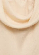 Musculosa color crema de tejido de punto fino con cuello drapeado y diseño entallado.
