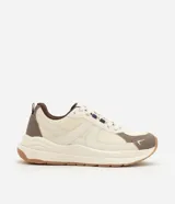 Championes de estilo jogging marca Satinato, con diseño de paneles superpuestos en material sintético y tejido respirable. Presentan suela gruesa, cierre con cordones y tirador trasero.
