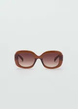 Gafas de sol con montura cuadrada de pasta en color marrón translúcido y cristales degradados con protección UV categoría 3.