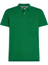 Chomba de corte regular Tommy Hilfiger, confeccionada en tejido de algodón con elastano. Presenta cuello clásico, cartera de dos botones y el logo de la marca bordado en el pecho.