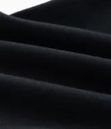 Pantalón de sastrería gris, de corte skinny y calce ajustado, con trabillas en la cintura, bolsillos laterales y cierre frontal con botón y cremallera. Confeccionado con tecnología performance que facilita el planchado y ofrece secado rápido.