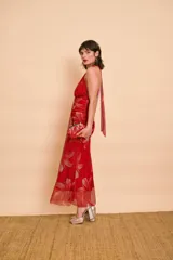 Vestido largo de fiesta de cuello halter, con estampado floral en tonos verde menta y bordó, fruncido en el cuerpo y talle largo.