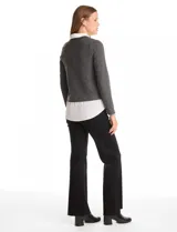 Buzo combinado marca Rio & Rian, con diseño de efecto capas que simula una camisa blanca debajo. Presenta un cuerpo de tejido de hilado fino en color beige con escote en V, y cuello y ruedo de gasa blanca.