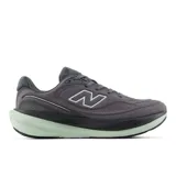 Championes New Balance modelo 1080v15, color gris oscuro con suela verde menta y detalles en tono claro. Cuentan con capellada de malla transpirable, tecnología de amortiguación Infinion en la mediasuela y el logo de la marca en los laterales.