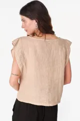 Blusa de lino color verde militar, con escote redondo amplio, mangas cortas estilo japonés y corte recto holgado.