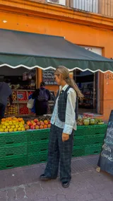 Pantalón de corte recto con estampado de cuadros en tonos verde y azul, confeccionado en tela ligera.