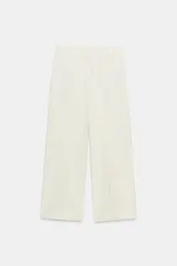 Pantalón cropped de tiro medio color blanco, perteneciente a la colección ZW Collection, con cintura con trabillas, bolsillos laterales ocultos, pinzas en el delantero, pierna ancha y cierre frontal con cremallera, botón y ganchos metálicos.