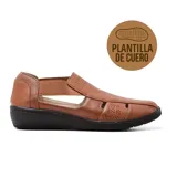 Zapato casual marrón con plantilla de cuero, con perforaciones decorativas y elástico en el empeine.