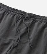 Bermuda cargo negra de tejido tecnológico (poliamida), con corte holgado, bolsillos laterales funcionales y cintura elástica con cordón ajustable.