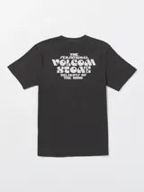 Remera Volcom de manga corta y cuello redondo en color negro, con estampado gráfico central que representa una planta con hojas en forma de ojos dentro de un arco decorativo y el logotipo de la marca.