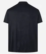 Remera deportiva de corte regular, confeccionada en tejido técnico con tecnología Dry para mayor transpirabilidad. Presenta cuello redondo, mangas cortas y detalles reflectantes y texturizados en los hombros.
