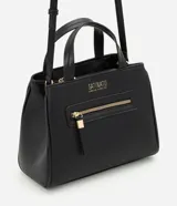 Cartera satchel mediana de Satinato en color negro, confeccionada en poliuretano. Posee estructura firme, doble asa de mano superior y correa larga ajustable para llevar al hombro o cruzada. Cuenta con un bolsillo frontal con cierre y detalles metálicos dorados.