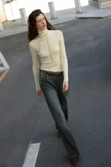 Jersey de punto fino confeccionado en lana, con cuello subido y manga larga, de diseño básico y ajustado.