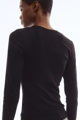 Remera negra de manga larga, confeccionada en punto acanalado suave de mezcla de algodón, con cuello redondo.
