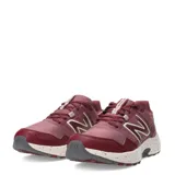 Championes de trail running New Balance modelo T410, color bordó con detalles en blanco crema y gris. Presentan una estructura de malla técnica con refuerzos sintéticos, logo N lateral y entresuela con diseño moteado.