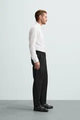 Camisa blanca de manga larga con cuello italiano y cierre frontal de botonadura. Corte regular fit.