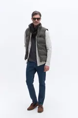 Chaleco puffer de nylon con diseño matelaseado, cuello alto y cierre frontal. Cuenta con bolsillos laterales y un pequeño parche con logo en el pecho.