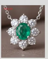 Collar de plata con cadena fina y dije en forma de flor con circonias y piedra natural verde en el centro.