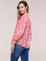 Blusa celeste con estampado efecto pincelada blanca, de corte semi holgado, escote en V con cuello solapa y media abotonadura frontal con botones nacarados. Presenta finas alforzas verticales en la pechera y mangas 3/4 con puños elastizados.