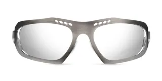 Lentes de sol envolventes con montura de acero inoxidable en acabado plateado cepillado y lentes de nylon espejadas. Presentan un diseño vanguardista con aberturas decorativas en la parte superior del marco.