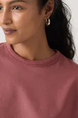 Remera de algodón con cuello redondo, mangas cortas y corte relajado.