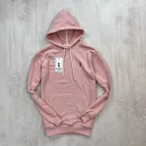 Canguro de felpa color rosado, con capucha ajustable mediante cordones blancos, bolsillo tipo canguro frontal y pequeño logo bordado en el pecho.