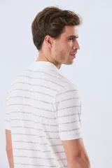 Remera polo de jersey color blanco, con diseño de rayas horizontales multicolores y cierre frontal de botones.