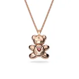 Colgante con dije de osito tridimensional cubierto de cristales rosados en técnica Pointiage®, con un cristal central en forma de corazón suspendido que se mueve con la luz. Cuenta con una cadena de eslabones con baño en tono oro rosa.