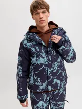Campera técnica de esquí impermeable y cortaviento, con estampado abstracto en tonos azul marino y celeste. Cuenta con capucha ajustable, cierre frontal con tapeta, bolsillos con cierre, ventilación bajo los brazos y ajustes en los puños para protección contra la nieve.