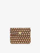 Cartera pequeña estilo sobre, color marrón con estampado de lunares blancos. Cierre frontal con broche a presión metálico dorado.