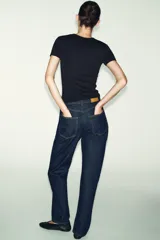 Camiseta de cuello redondo y manga corta, con corte regular fit.