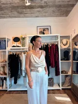 Musculosa de satén con escote drapeado tipo buche y breteles finos ajustables.