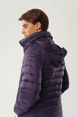 Campera puffer de diseño acolchado en color azul oscuro, con cuello elevado, cierre frontal completo y bolsillos laterales con cierre. Incluye un bolsillo adicional en el pecho y capucha oculta.
