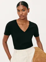 Camiseta marrón de manga corta con cuello en V.